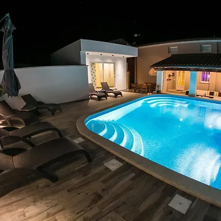 Apartamento Luxurious Elis With Private Pool