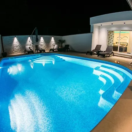 Luxurious Elis With Private Pool Apartamento *