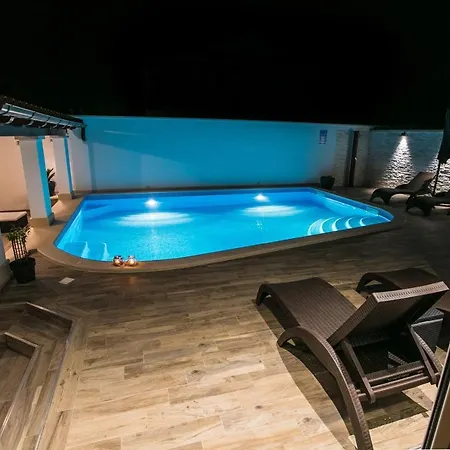 Luxurious Elis With Private Pool Apartamento Pula